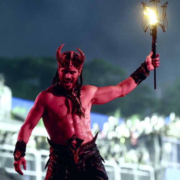 José Loreto participou da comissão de frente da Vila Isabel