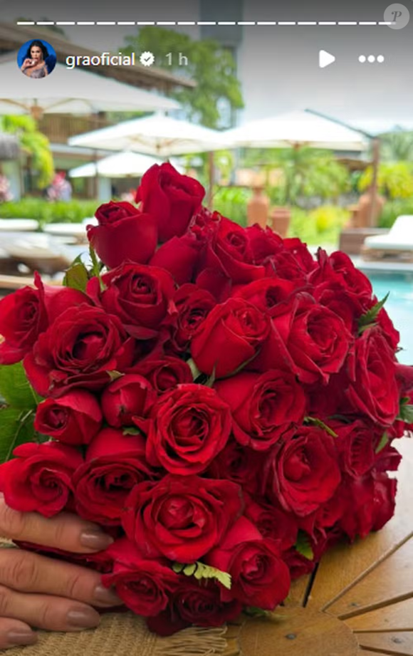 Gracyanne Barbosa ganhou um buquê de rosas vermelhas no Réveillon