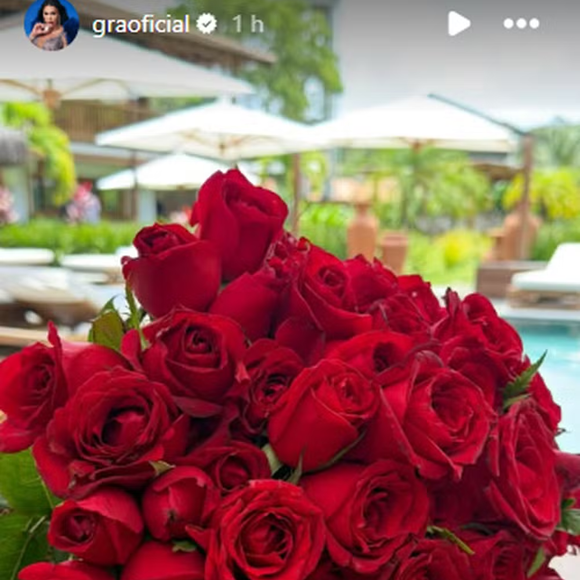 Gracyanne Barbosa ganhou um buquê de rosas vermelhas no Réveillon