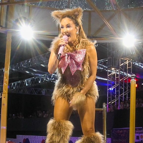 Cantor do grupo de Claudia Leitte entrou na Justiça alegando ter sido demitido sem justa causa