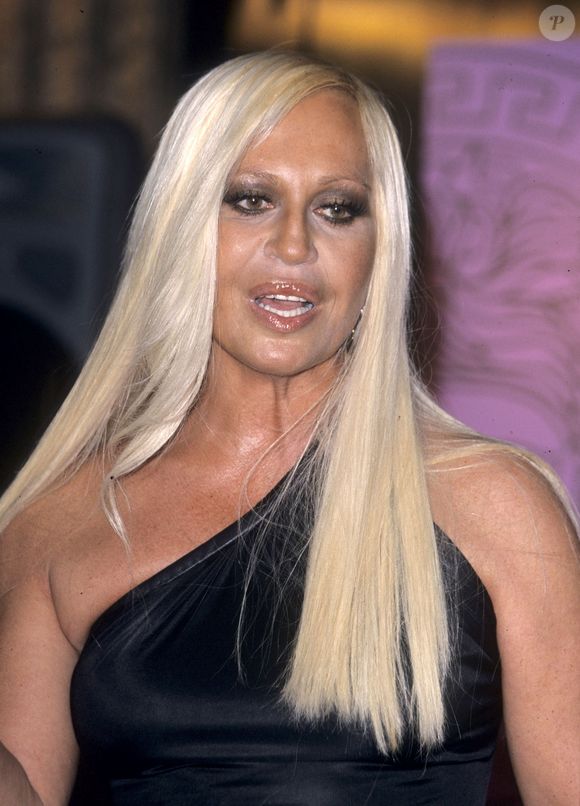 2001: segundo especialistas, Donatella Versace pode ter começado a alterar o rosto nesta época