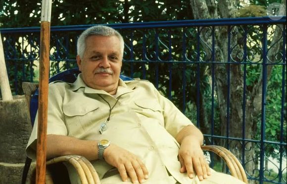 Na novela 'Hipertensão', Napoleão (Cláudio Corrêa e Castro, foto), assim como Candinho (Paulo Gracindo) e Romeu (Ary Fontoura) passa a acreditar ser pai de Carina (Maria Zilda Bethlem) por conta da atitude e comportamento da atriz