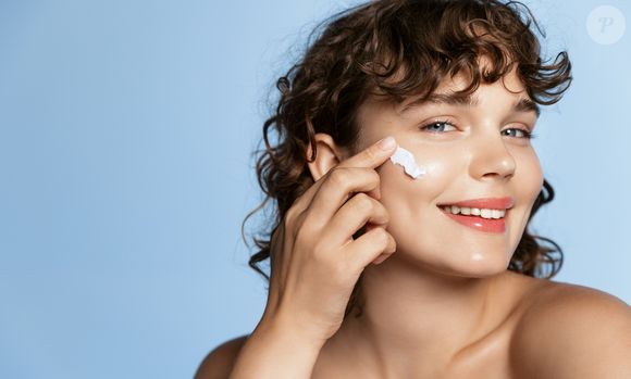 'O ideal é começar com um hidratante leve ou loção aquosa, que forneça umidade à pele, seguido pelo ativo desejado, como ácido hialurônico, vitamina C ou retinol, e finalizar com um hidratante mais espesso, que tenha ceramidas ou componentes que reforcem a barreira cutânea', indica Dra. Marcella Alves.