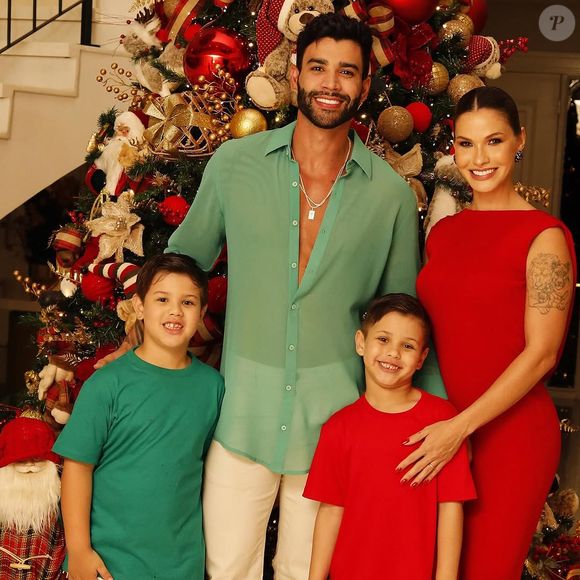 Gusttavo Lima com Andressa Suita e os filhos, Samuel e Gabriel, em foto do Natal 2023