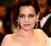 Roxane Mesquida exibe maquiagem com lápis de olho preto na linha d'água em Cannes 2025