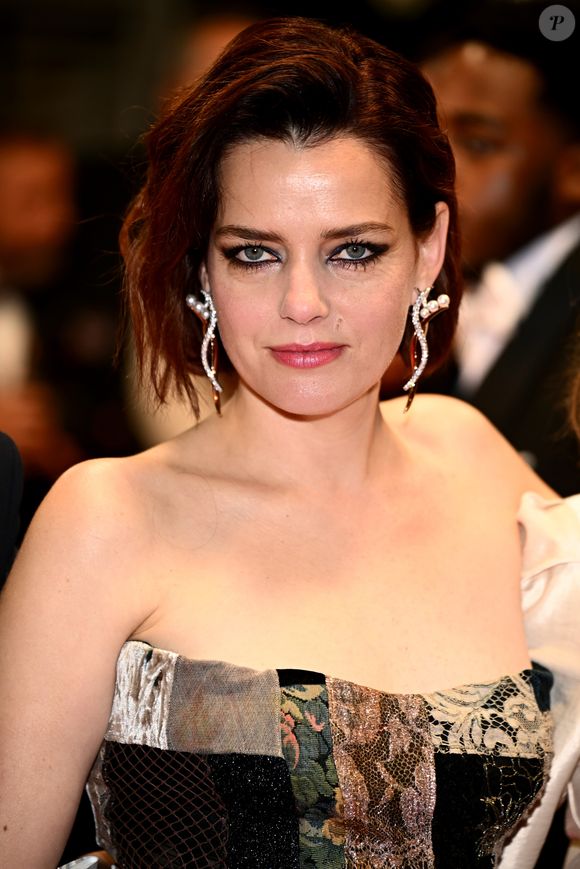 Roxane Mesquida exibe maquiagem com lápis de olho preto na linha d'água em Cannes 2025