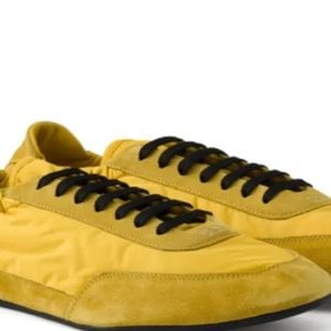Dentro da coleção sustentável da marca, os tênis Re-Nylon se destacam por unir o icônico minimalismo da Prada com uma pegada urbana e moderna