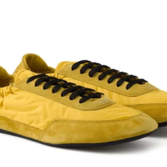Dentro da coleção sustentável da marca, os tênis Re-Nylon se destacam por unir o icônico minimalismo da Prada com uma pegada urbana e moderna