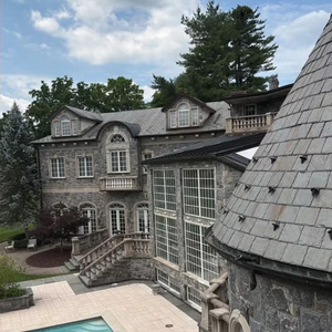 Inspirado no Palácio de Inverno de São Petersburgo, o castelo alugado por Vini Jr. durante a Copa de 2026 tem 13 quartos, salão de baile, adega climatizada e diária que pode ultrapassar R$ 75 mil