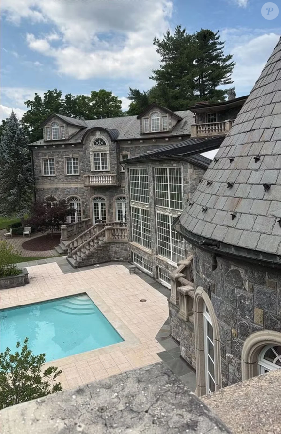 Inspirado no Palácio de Inverno de São Petersburgo, o castelo alugado por Vini Jr. durante a Copa de 2026 tem 13 quartos, salão de baile, adega climatizada e diária que pode ultrapassar R$ 75 mil