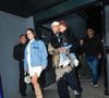 Para driblar o frio, Bruna escolheu uma jaqueta jeans oversized Loewe, que sozinha custa em torno de R$ 8,5 mil, adicionando um ar despojado chic com vibes anos 90. Mas o verdadeiro destaque ficou por conta das botas Shark Lock da Givenchy, um dos itens queridinhos do momento no street style de luxo: R$ 23 mil na Farfetch