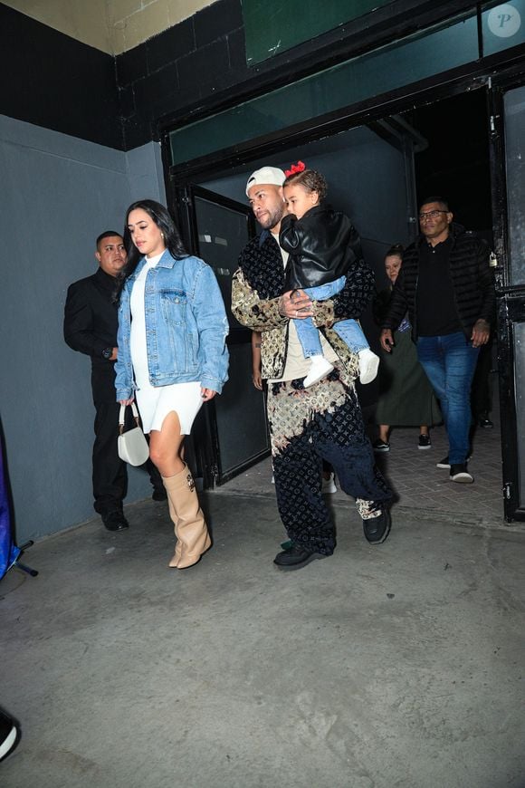 Para driblar o frio, Bruna escolheu uma jaqueta jeans oversized Loewe, que sozinha custa em torno de R$ 8,5 mil, adicionando um ar despojado chic com vibes anos 90. Mas o verdadeiro destaque ficou por conta das botas Shark Lock da Givenchy, um dos itens queridinhos do momento no street style de luxo: R$ 23 mil na Farfetch