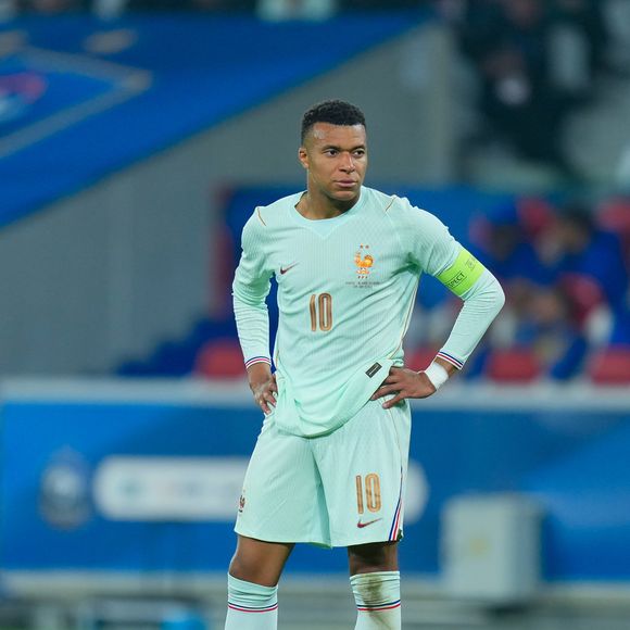 Enquanto brilha na Copa do Mundo de 2026, Kylian Mbappé carrega uma visão crítica sobre a própria carreira. Em entrevista concedida em 2025, o francês afirmou que nunca aconselharia um filho a entrar no mundo do futebol
