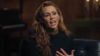 'A sobriedade é como o meu Deus. Eu preciso dela, eu vivo por ela': a poderosa lição de Miley Cyrus após superar vícios pesados