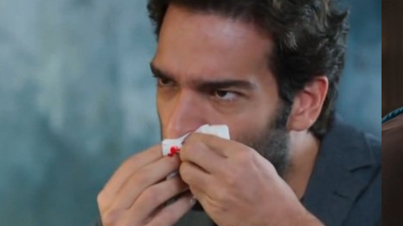 Leucemia 'relâmpago'? Afonso apresenta sintomas de câncer em um único capítulo de 'Vale Tudo' e web se revolta: 'Construção péssima'