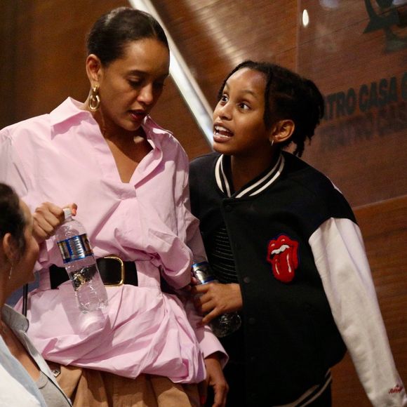 Taís Araújo aproveitou a folga das gravações da novela ‘Vale Tudo’ para acompanhar uma noite de teatro com a família