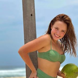 O biquíni verde no modelo cintura alta já foi usado por Larissa Manoela em um dia de sol.