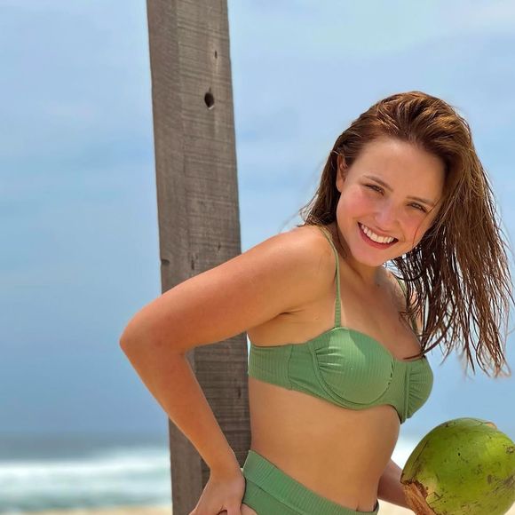 O biquíni verde no modelo cintura alta já foi usado por Larissa Manoela em um dia de sol.
