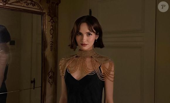 Maude Apatow usa corte Blunt Bob com as pontas viradas para fora