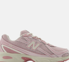 Nos New Balance 740, o tom rosa transforma um modelo retrô em um tênis com aura coquette, estética delicada e romântica que domina a moda recente