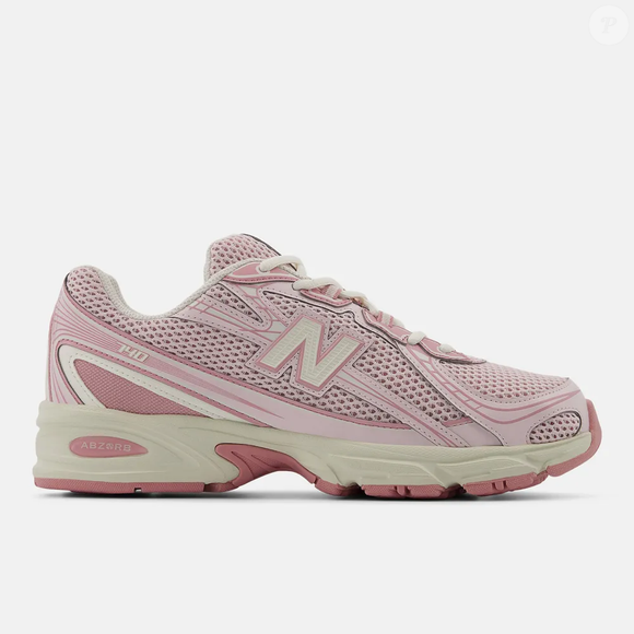 Nos New Balance 740, o tom rosa transforma um modelo retrô em um tênis com aura coquette, estética delicada e romântica que domina a moda recente