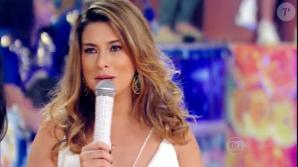 Fernanda Paes Leme exibe cabelos com ondas naturais e claro em 2015