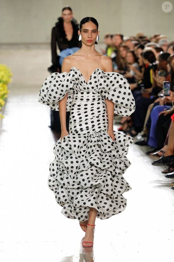 Laura Schulze voltou logo depois com um segundo look e impressionou por sua beleza durante o desfile