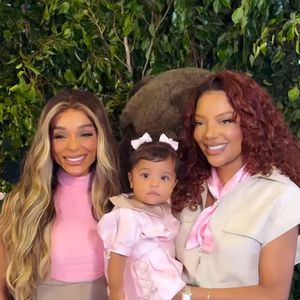Zuri vestiu cor de rosa para sua comemoração de 1 ano