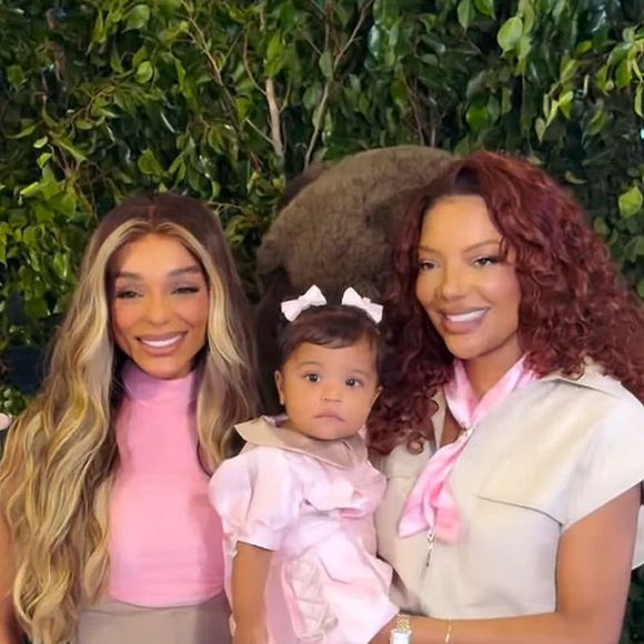 Zuri vestiu cor de rosa para sua comemoração de 1 ano
