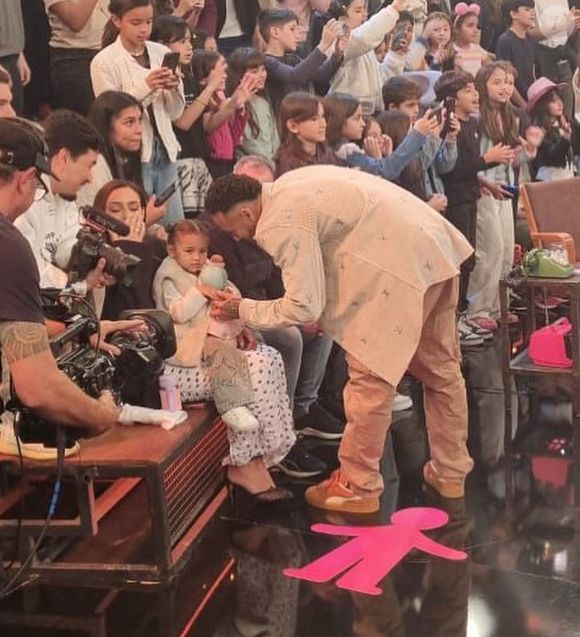 Neymar foi ao palco de Serginho Groisman acompanhado da filha, Mavie, de 2 anos