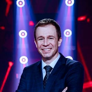Tiago Leifert volta ao comando do 'The Voice Brasil' e faz comparações diretas com os bastidores da Globo