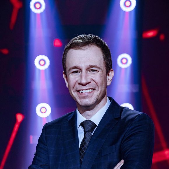 Tiago Leifert volta ao comando do 'The Voice Brasil' e faz comparações diretas com os bastidores da Globo