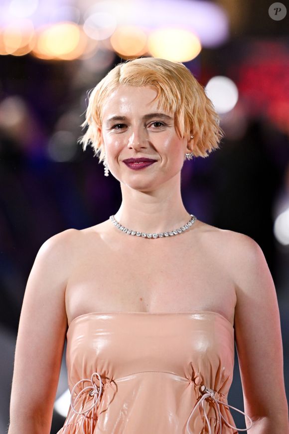Nos últimos anos, Jessie Buckley reapareceu com o visual bem diferente, loiro, que ela usou pouquíssimas vezes