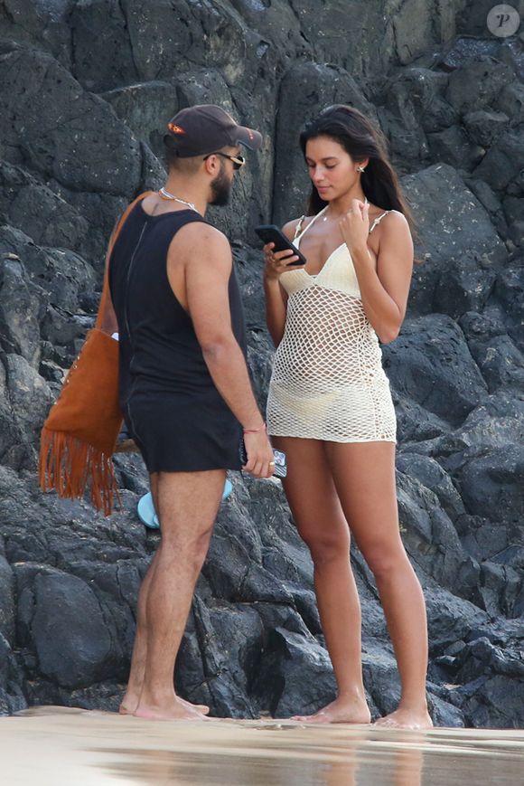 Em Noronha com o namorado Fran Gil, Alane escolheu peça de crochê e valorizou mood artesanal na moda praia