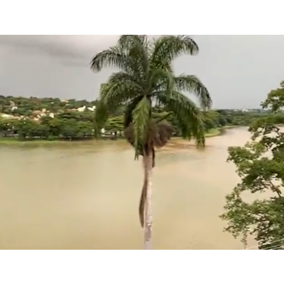 Localizada em um dos endereços mais valorizados de Belo Horizonte, às margens da Lagoa da Pampulha, a mansão impressiona tanto pelo tamanho quanto pela vista privilegiada.