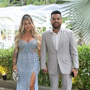 Danielle Souza seguiu à risca a paleta de cores exigida para as madrinhas e exibiu um vestido azul ousado