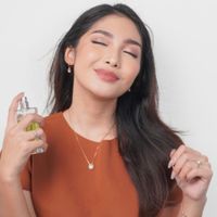 4 perfumes femininos com aroma de rosas que duram o dia todo na pele e não são enjoativos