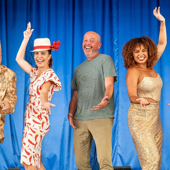 Carnaval 2025 na Globo: Milton Cunha ao lado do time de apresentadores e comentaristas dos desfiles do Rio de Janeiro