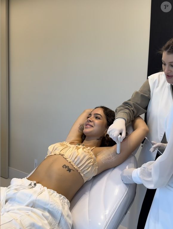 Mel Maia aplica botox nas axilas: a toxina botulínica minimiza a transpiração na área onde foi injetada