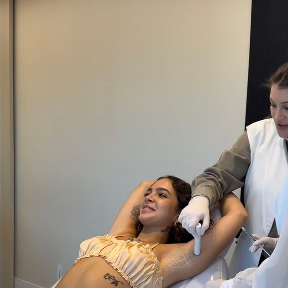 Mel Maia aplica botox nas axilas: a toxina botulínica minimiza a transpiração na área onde foi injetada