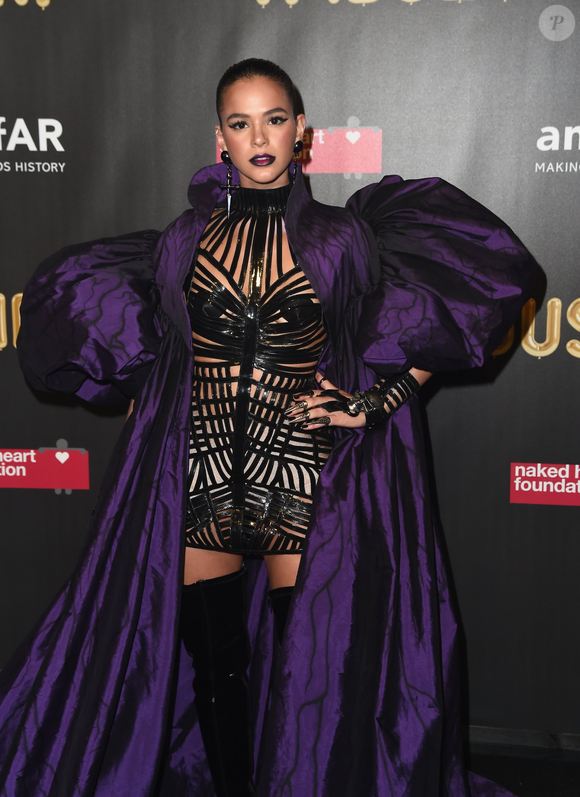 Fantasia de bruxa elegante: Bruna Marquezine surgiu sofisticada em fantasia para festa de Halloween em Nova York