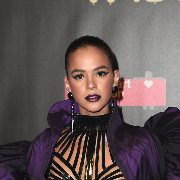 Fantasia de bruxa elegante: Bruna Marquezine surgiu sofisticada em fantasia para festa de Halloween em Nova York