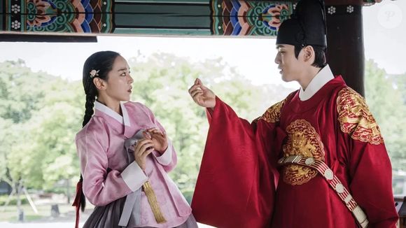 'Mr. Queen': a alma de um chef da era moderna vai parar no corpo de uma rainha em Joseon, dando início a uma vida cercada por intrigas, confusões e romance