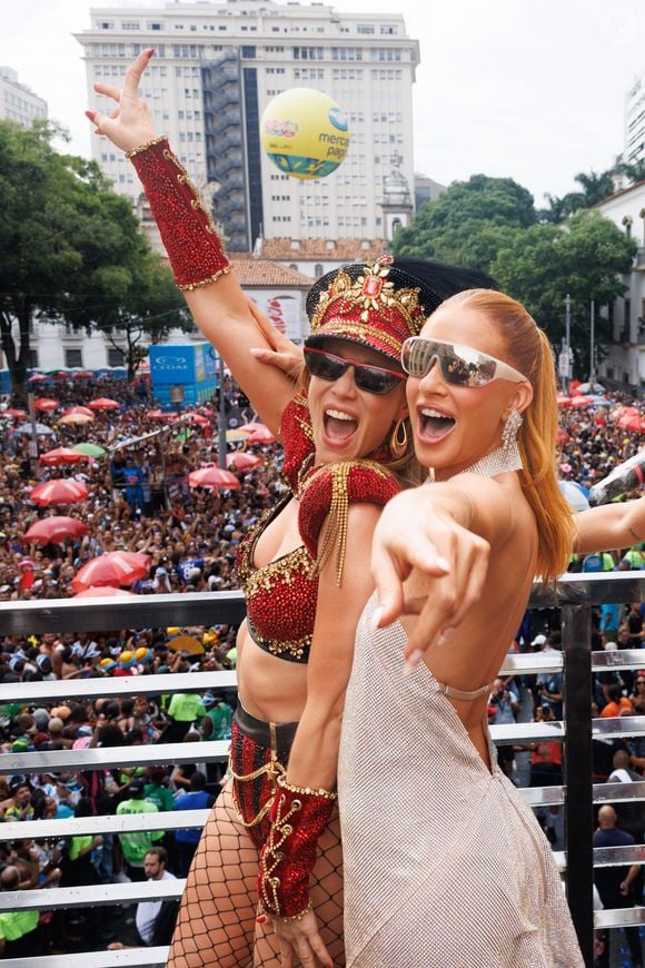Marina Ruy Barbosa escolhe mini vestido prateado para curtir o bloco que movimentou o Centro do Rio