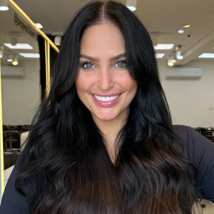 Ariela Carasso - empresária e participante de Casamento às Cegas: Ariela participou da quarta temporada brasileira de Casamento às Cegas, da Netflix. No reality, chegou a avançar no relacionamento com Evandro Pinto, mas desistiu do casamento depois de descobrir questões relacionadas à paternidade e à relação dele com o filho