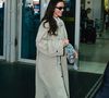 Bruna Marquezine exibiu um trench coat bege oversized
