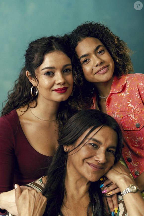 Gerluce (Sophie Charlotte) acompanha a filha, Joélly (Alana Cabral), em consulta médica no capítulo da novela 'Três Graças' de quarta-feira, 5 de novembro de 2025