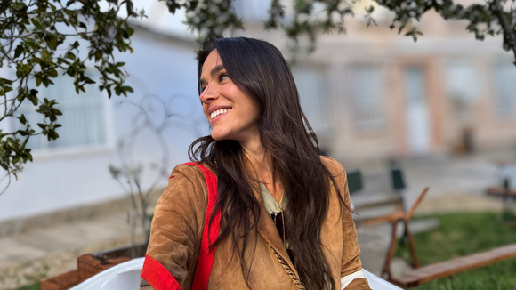 O novo Adidas na cor café com leite é essencial para 2026: vai te manter estilosa e confortável o dia todo