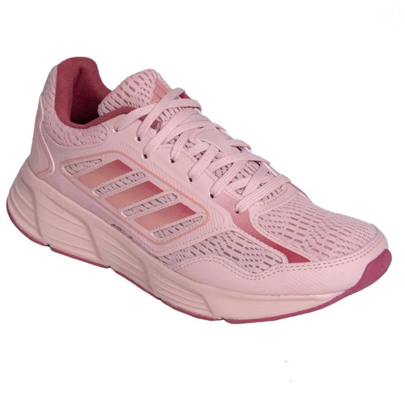 Com visual em tom de bala '7 Belo', o Adidas Galaxy Star W conquista fashionistas ao unir estética nostálgica e conforto esportivo