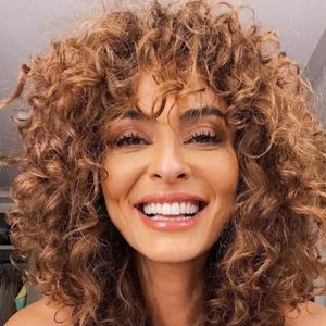 Juliana Paes exibe cabelo em corte butterfly